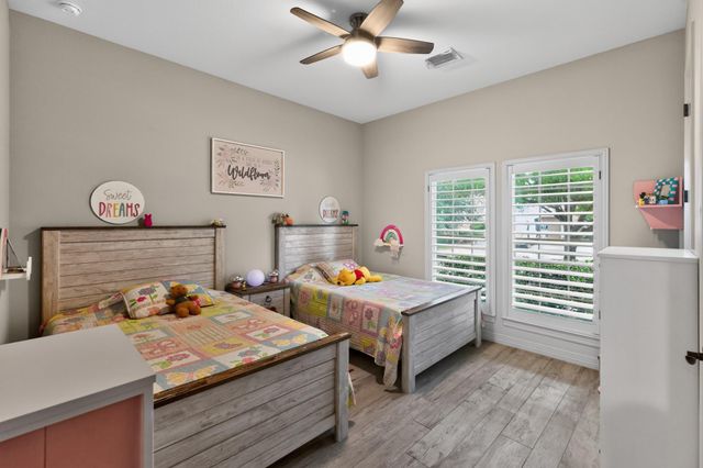31 Woodglade Way, Tomball, TX 77375