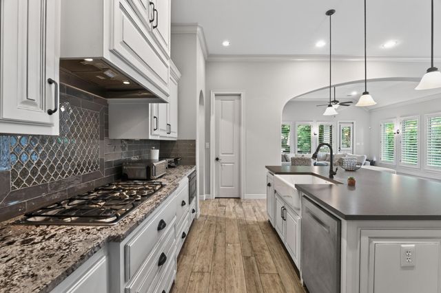 31 Woodglade Way, Tomball, TX 77375
