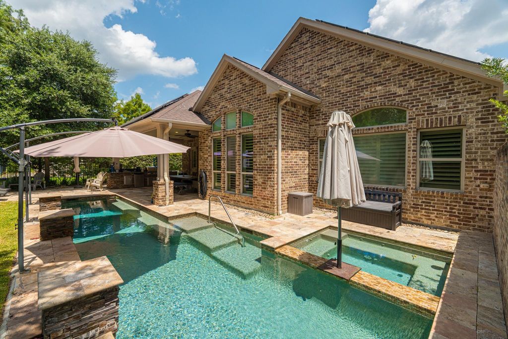 31 Woodglade Way, Tomball, TX 77375
