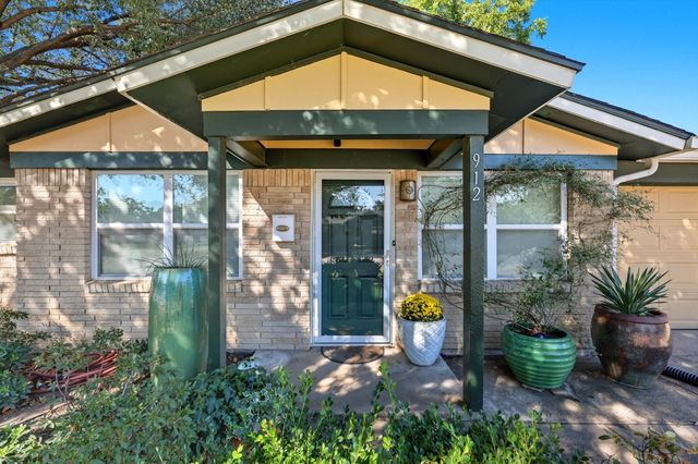 912 Simmons Drive, Euless, TX 76040