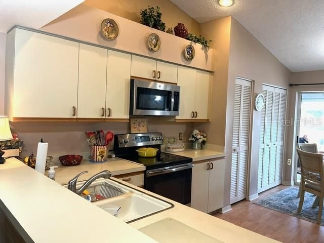 6713 STONE RIVER RD 203, Bradenton, FL 34203