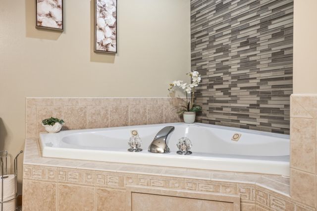 6586 Falcon Drive, Schererville, IN 46375