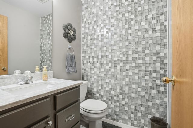 6586 Falcon Drive, Schererville, IN 46375