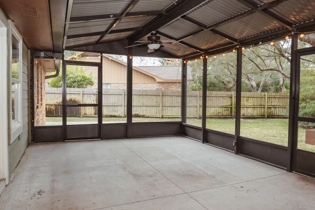 16 Mariners Lane, Mary Esther, FL 32569