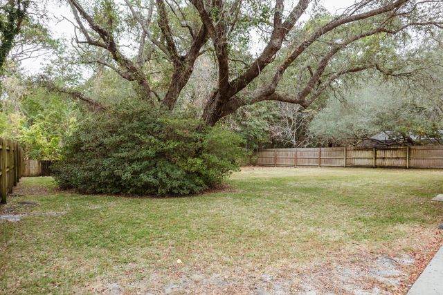 16 Mariners Lane, Mary Esther, FL 32569