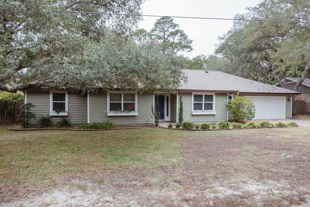 16 Mariners Lane, Mary Esther, FL 32569