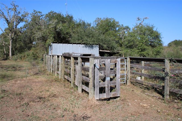 3514 Highway 90, Glidden, TX 78943
