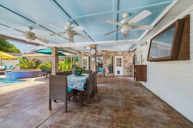 226 Rollingwood Circle, Baytown, TX 77520