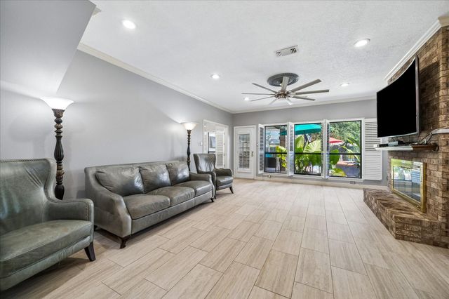 226 Rollingwood Circle, Baytown, TX 77520