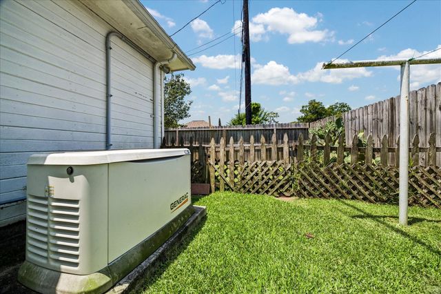 226 Rollingwood Circle, Baytown, TX 77520