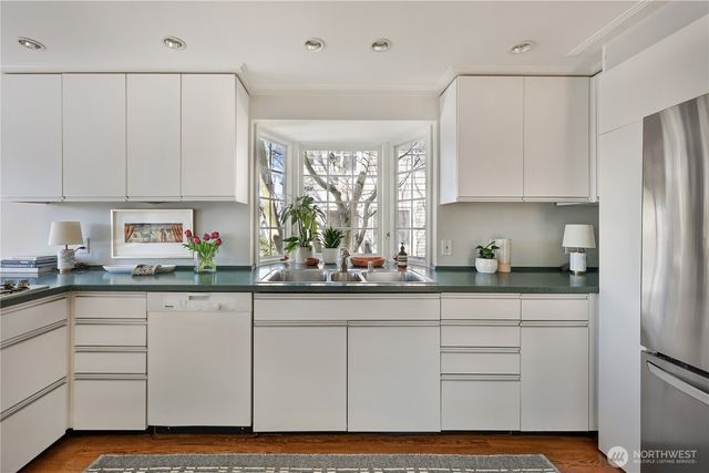 901 11th Avenue E, Seattle, WA 98102