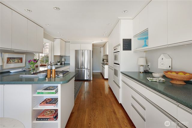 901 11th Avenue E, Seattle, WA 98102