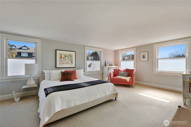 901 11th Avenue E, Seattle, WA 98102