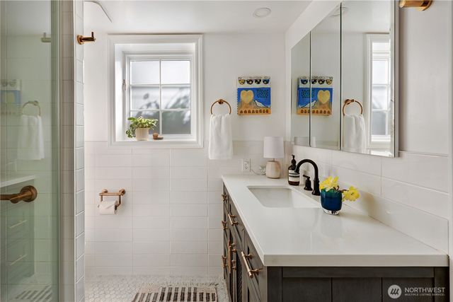 901 11th Avenue E, Seattle, WA 98102