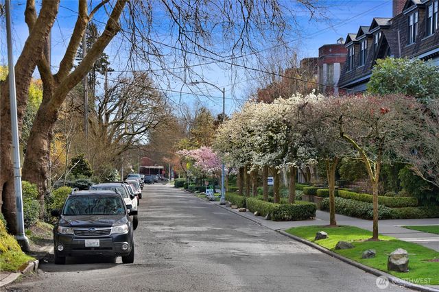 901 11th Avenue E, Seattle, WA 98102