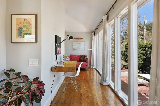 901 11th Avenue E, Seattle, WA 98102