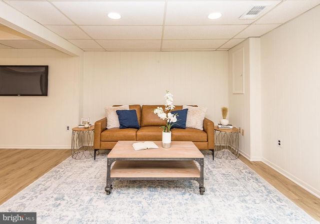 5756 WALNUT WOOD LN LN, Burke, VA 22015