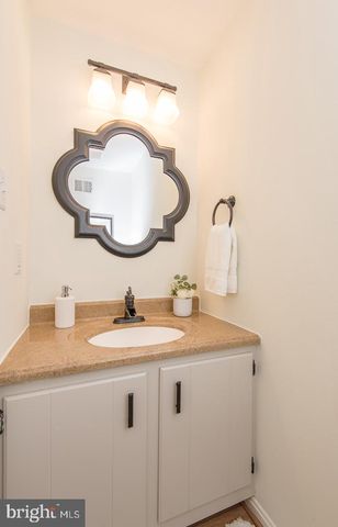 5756 WALNUT WOOD LN LN, Burke, VA 22015