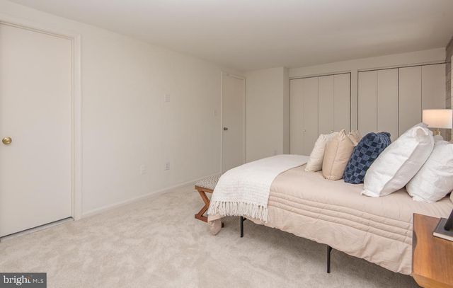 5756 WALNUT WOOD LN LN, Burke, VA 22015