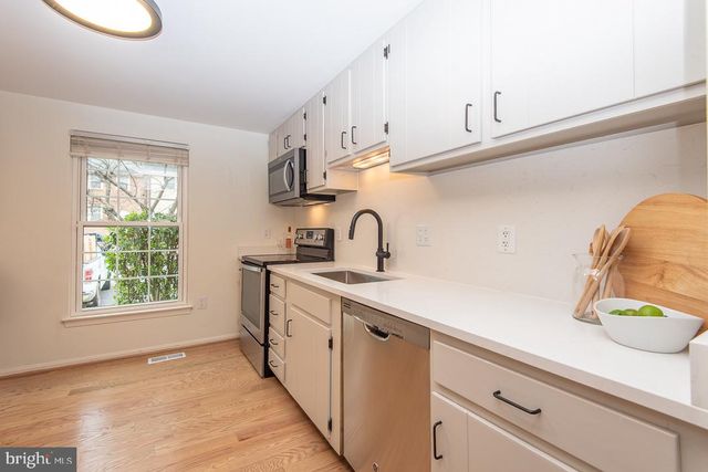 5756 WALNUT WOOD LN LN, Burke, VA 22015