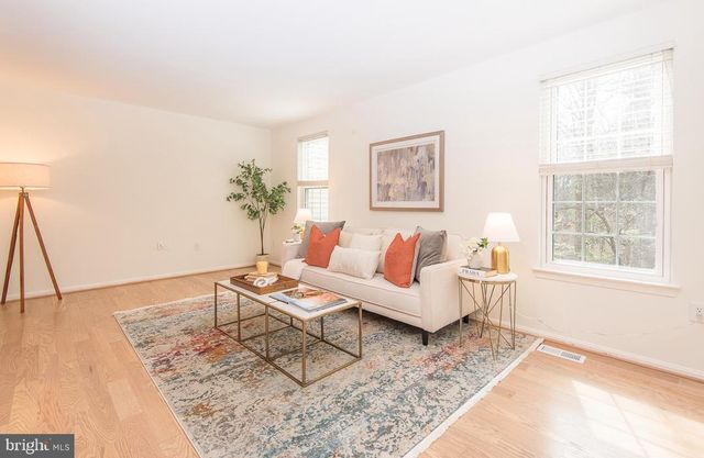 5756 WALNUT WOOD LN LN, Burke, VA 22015