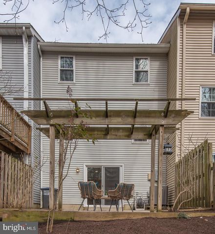 5756 WALNUT WOOD LN LN, Burke, VA 22015