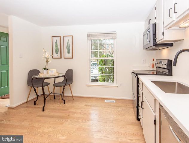 5756 WALNUT WOOD LN LN, Burke, VA 22015