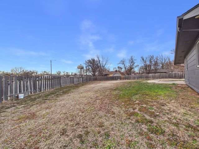 1517 N Baltimore Pl, Derby, KS 67037