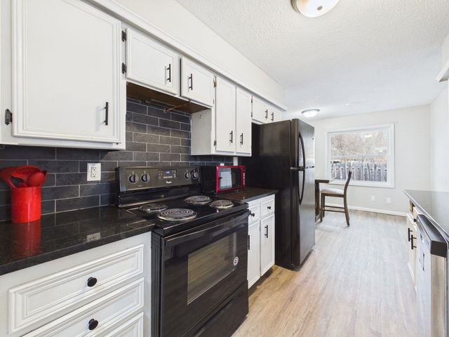 1517 N Baltimore Pl, Derby, KS 67037