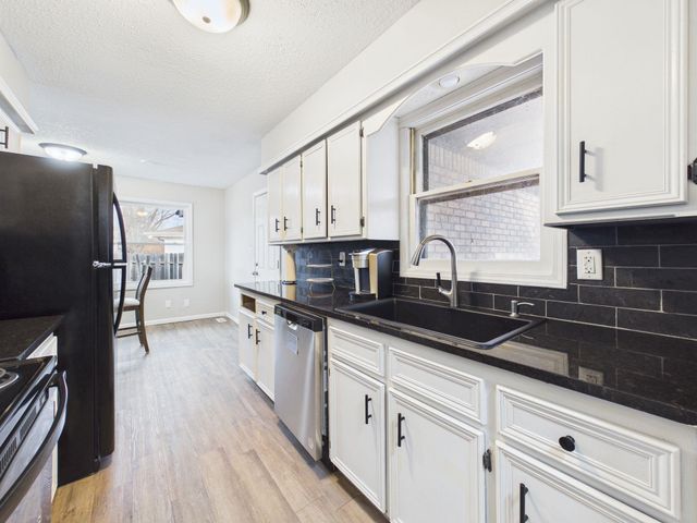 1517 N Baltimore Pl, Derby, KS 67037