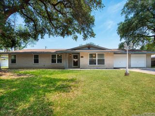 322 cloudmont, Windcrest, TX 78239
