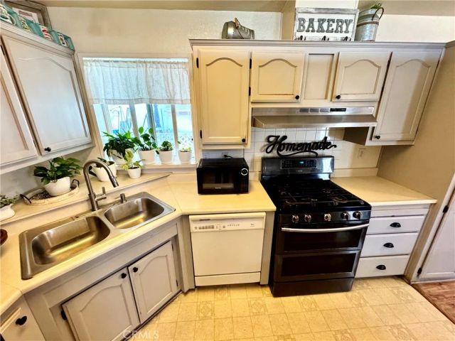 122 S Colombo 77, Tustin, CA 92780