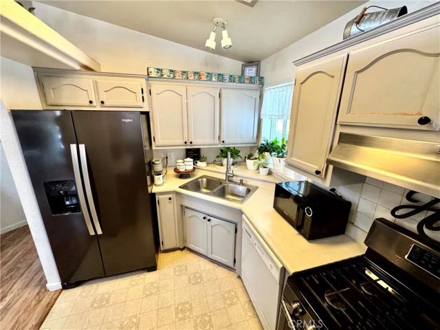 122 S Colombo 77, Tustin, CA 92780