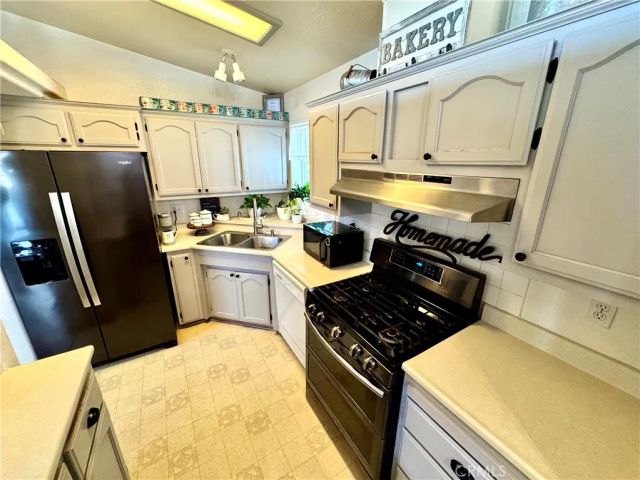122 S Colombo 77, Tustin, CA 92780