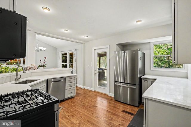 8022 ROCKY RUN RD, Gainesville, VA 20155