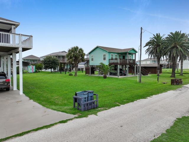 1987 Avenue F, Crystal Beach, TX 77650