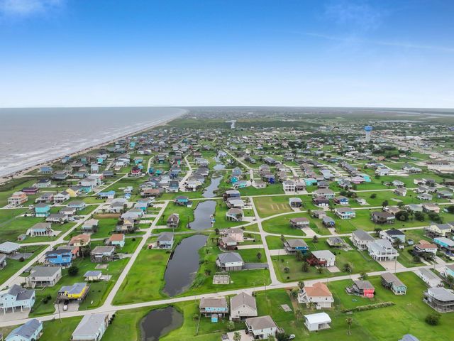 1987 Avenue F, Crystal Beach, TX 77650