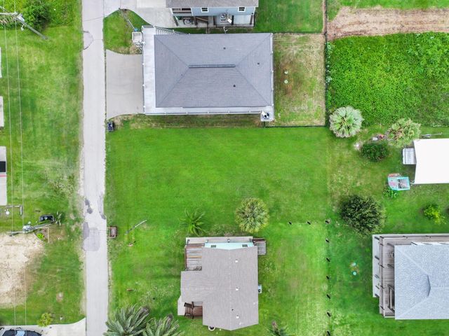 1987 Avenue F, Crystal Beach, TX 77650