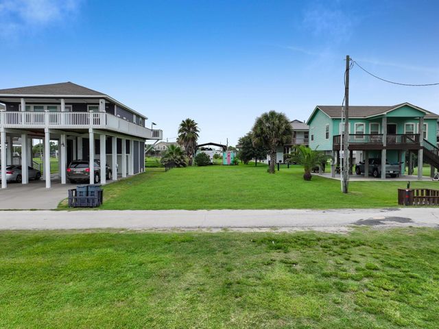 1987 Avenue F, Crystal Beach, TX 77650
