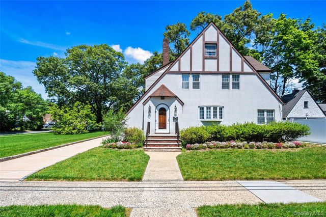 15 Maine Avenue, Rockville Centre, NY 11570