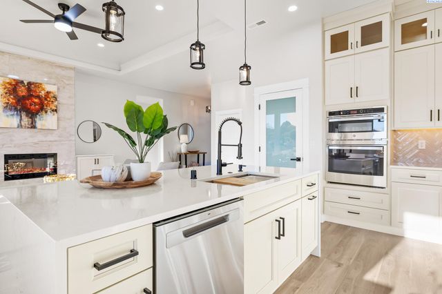 4090 Kingwood St, Kennewick, WA 99337