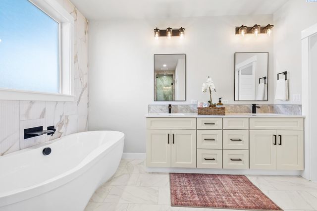 4090 Kingwood St, Kennewick, WA 99337