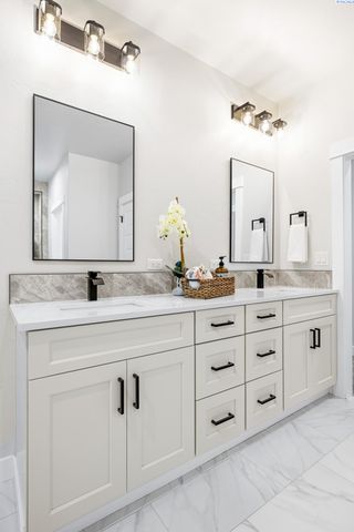 4090 Kingwood St, Kennewick, WA 99337