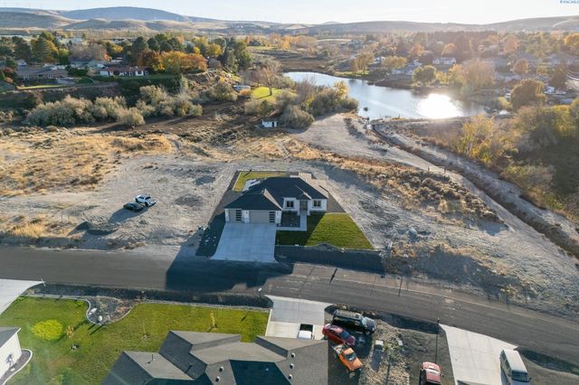 4090 Kingwood St, Kennewick, WA 99337