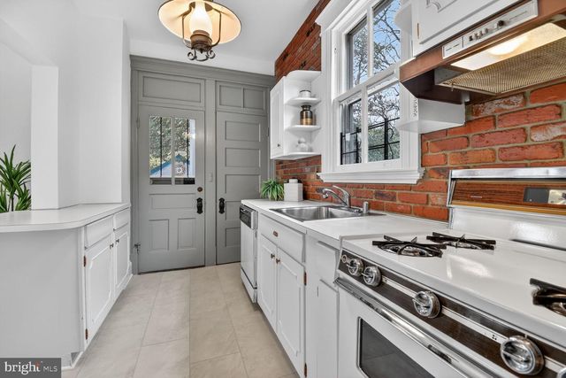 2322 37TH ST NW, Washington, DC 20007