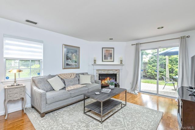 1 Plantation Drive, Hauppauge, NY 11788