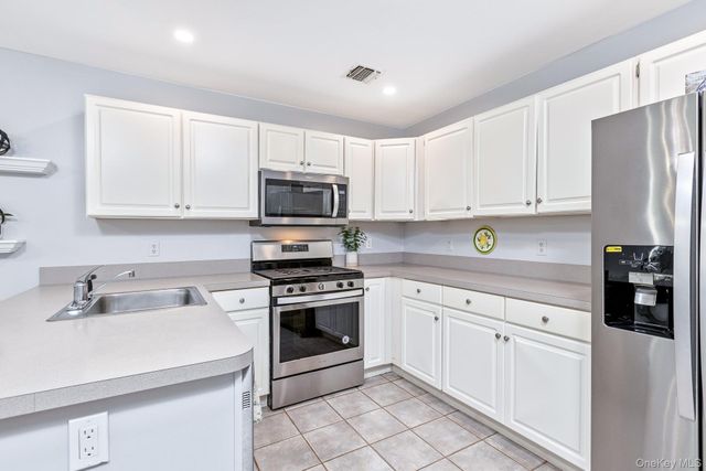 1 Plantation Drive, Hauppauge, NY 11788