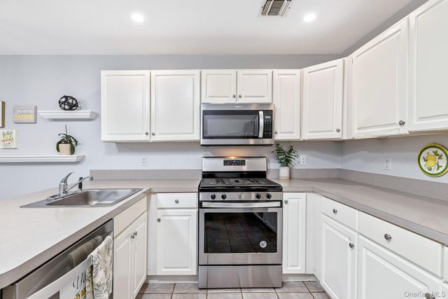 1 Plantation Drive, Hauppauge, NY 11788