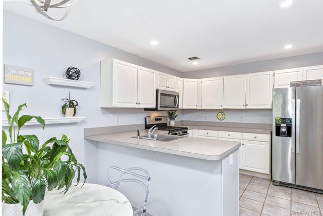 1 Plantation Drive, Hauppauge, NY 11788