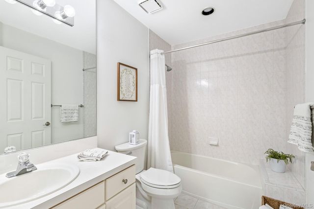 1 Plantation Drive, Hauppauge, NY 11788